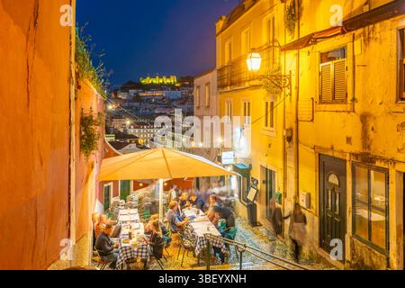 Blick auf Café und Restaurant und Treppen mit Schloss Lissabon in der Abenddämmerung, Lissabon, Portugal, Europa Stockfoto
