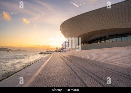 Blick auf MAAT - Museum für Kunst, Architektur und Technologie und bei Sonnenuntergang, Lissabon, Portugal, Europa Stockfoto