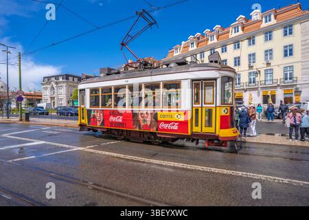 Blick auf eine alte Straßenbahn im PC Duque da Terceira an einem sonnigen Tag, Lissabon, Portugal, Europa Stockfoto