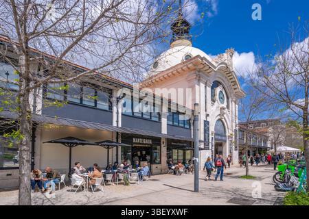 Blick auf das Äußere des Time Out Markts an einem sonnigen Tag, Lissabon, Portugal, Europa Stockfoto