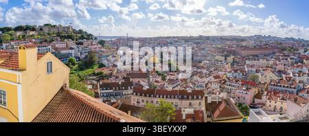 Panoramablick auf Lissabon vom malerischen Punkt Miradouro da Graca an einem sonnigen Tag im Alfama-Viertel, Lissabon, Portugal, Europa Stockfoto