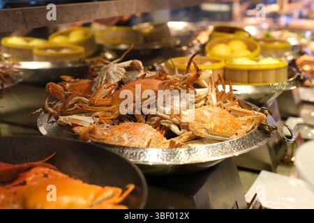 Gebackene Meeresfrüchte-Küche mit gemischtem Fischfilet, Garnelen, Tintenfisch, Tintenfischeiern, Fischrogen, Muscheln, Muscheln und Krabben mit roter Sauce und Kräutern, im Ofen gekocht, warme und frische Meeresfrüchte. Hochwertige 4K-Aufnahmen Stockfoto