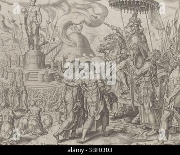 Junius, Hadrian, Heemskerck, Maarten van, Haarlem, Galle, Philips, Geschichte von Sadrach, Meshach und Abednego, Nebukadnezar beschuldigt Sadrach, zwei Männer melden dem König Nebukadnezar, dass Sadrach und Abednego sich nicht vor dem goldenen Bild verbeugen, das der König errichtet hatte. Auf der linken Seite ist die goldene Statue und eine Masse von Menschen, die das Bild verehren. Sadrach und Abednego stehen still. In den Hintergrund ein brennender Ofen, in den jeder, der sich weigert, das Bild anzubeten, geworfen wird. Unter der Aufführung ein erläuternder Text in lateinischer Sprache. Dieser Ausdruck ist Teil eines Albums., drucken, Albumsheet, druckt Stockfoto