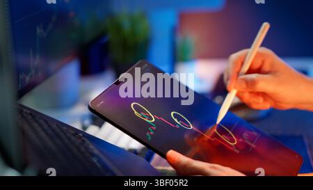 Blockchain Exchange Interface Technische Kryptowährungsdiagrammanalyse digitales Dashboard Handschreib-Grafiktablett Stockfoto