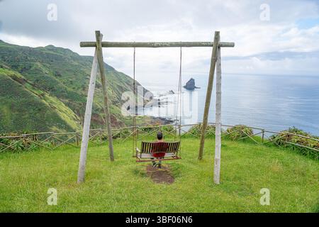 Am Aussichtspunkt Tagarete und der Insel Lagoinhas auf der Insel Santa Maria, Azoren-Portugal, können Sie am Meer vorbeischauen. Stockfoto