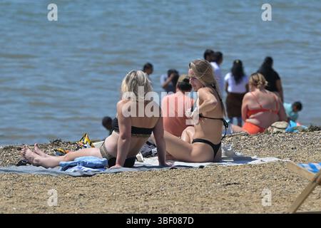 Southend auf Sea Essex, Großbritannien. 30. Mai 2025. Besucher der Essex Seaside City Southend on Sea machen das Beste aus der Rückkehr von sonnigem Wetter und dem Versprechen eines warmen Wochenendes am Ende der Schulhalbzeit und um den Beginn des meteorologischen Sommers zu begrüßen. Quelle: MARTIN DALTON/Alamy Live News Stockfoto