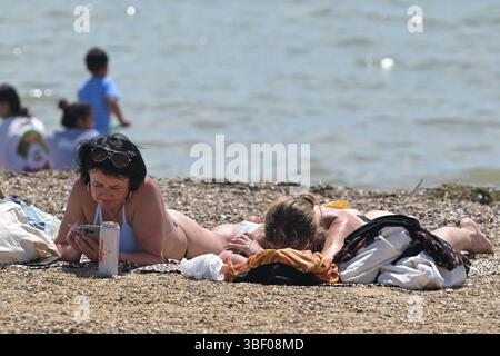 Southend auf Sea Essex, Großbritannien. 30. Mai 2025. Besucher der Essex Seaside City Southend on Sea machen das Beste aus der Rückkehr von sonnigem Wetter und dem Versprechen eines warmen Wochenendes am Ende der Schulhalbzeit und um den Beginn des meteorologischen Sommers zu begrüßen. Quelle: MARTIN DALTON/Alamy Live News Stockfoto