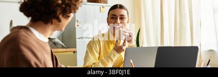 Das Paar lacht über die Dampfbecher und genießt ihre gemeinsame Zeit in Komfort. Stockfoto