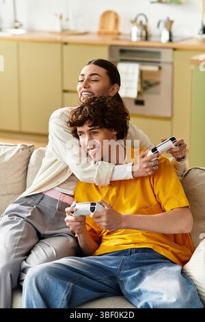 Ein Paar genießt eine lustige Nacht zusammen, spielt Videospiele auf dem Sofa und teilt fröhliche Momente. Stockfoto