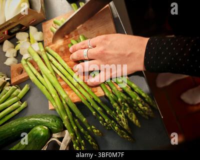 Frisch geernteter grüner Spargel auf dem Markt, Gemüse und gesunde Ernährung frisch geernteter Spargel auf dem Markt Stockfoto