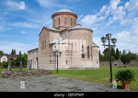 Blick auf die alte Kathedrale von St. Andreas der erste, die an einem sonnigen Maitag gerufen wurde. Pitsunda, Abchasien Stockfoto