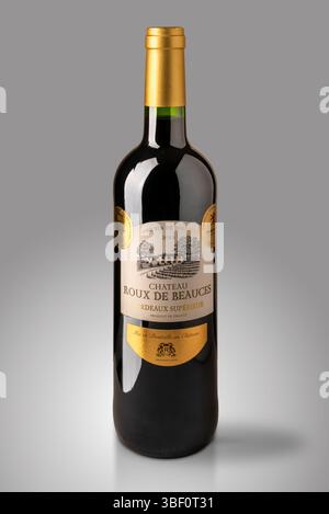 Bordeaux, Frankreich - 29. Mai 2025: Flasche bordeaux Superieur Wein Chateau Roux de Beauces 2013 auf grauem Hintergrund mit Beschneidungspfad im Preis inbegriffen Stockfoto