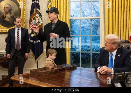Der Mitarbeiter des Weißen Hauses will scharf, Tesla und SpaceX CEO Elon Musk, zusammen mit seinem Sohn X Musk und US-Präsident Donald Trump im Oval Office (Offizielles Foto des Weißen Hauses von Daniel Torok) Stockfoto