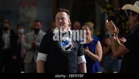 Elon Musk, Chief Engineer der SpaceX, und das SpaceX-Team werden von Vizepräsident Mike Pence im Vehicle Assembly Building anerkannt, nachdem am Samstag, den 30. Mai 2020, eine SpaceX Falcon 9-Rakete mit der Crew Dragon-Raumsonde des Unternehmens auf der NASA-Mission SpaceX Demo-2 mit den NASA-Astronauten Robert Behnken und Douglas Hurley an Bord im Kennedy Space Center in Florida gestartet wurde – Foto von Bill Ingalls, NASA. Stockfoto