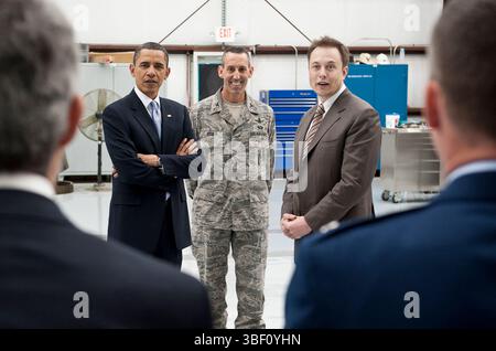 Präsident Barack Obama, links, Air Force Col. Lee Rosen, Commander, 45th Launch Group, Center, und SpaceX-CEO Elon Musk sprechen mit Dr. John P. Holdren ist Assistent des Präsidenten für Wissenschaft und Technologie während einer Tour durch die kommerzielle Raketenverarbeitungsanlage von Space Exploration Technologies, bekannt als SpaceX, auf der Cape Canaveral Air Force Station in Cape Canaveral, Fla. Am Donnerstag, 15. April 2010. Foto: NASA/Bill Ingalls. Stockfoto