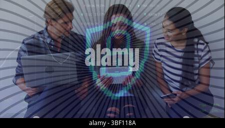 Bild eines digitalen Schildes mit Vorhängeschloss über glücklichen, diversen weiblichen und männlichen Kollegen Stockfoto