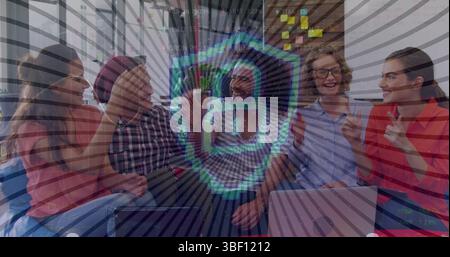 Bild eines digitalen Schildes mit Vorhängeschloss über glücklichen, diversen weiblichen und männlichen Kollegen Stockfoto