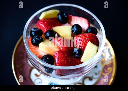 London UK, Mai 30 2025, Eine Schüssel mit frischem gesundem Fruchtsalat mit Erdbeeren, Mango und Heidelbeeren Stockfoto