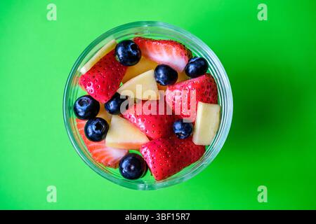 London UK, Mai 30 2025, Eine Schüssel mit frischem gesundem Fruchtsalat mit Erdbeeren, Mango und Heidelbeeren Stockfoto