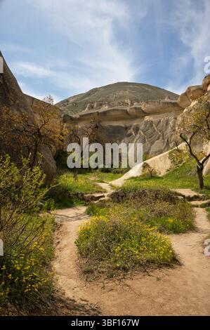 Kappadokien Trail: Ein Pfad schlängelt sich durch einzigartige Felsformationen und lebendige Flora und lädt zur Erkundung der Naturwunder der Türkei ein. Stockfoto