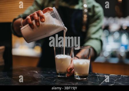 Barkeeper zaubern cremige Cocktails in professionellem Ambiente Stockfoto