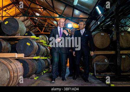 Erster Minister John Swinney und japanischer Botschafter im Vereinigten Königreich, Hiroshi Suzuki, während eines Besuchs in der Auchentoshan Destillerie in Glasgow. Bilddatum: Freitag, 30. Mai 2025. Stockfoto