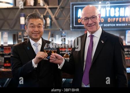 Erster Minister John Swinney und japanischer Botschafter im Vereinigten Königreich, Hiroshi Suzuki, während eines Besuchs in der Auchentoshan Destillerie in Glasgow. Bilddatum: Freitag, 30. Mai 2025. Stockfoto