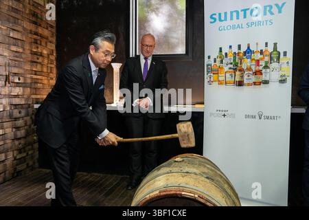 Der erste Minister John Swinney und der japanische Botschafter im Vereinigten Königreich, Hiroshi Suzuki, während eines Besuchs in der Auchentoshan Destillerie in Glasgow. Bilddatum: Freitag, 30. Mai 2025. Stockfoto