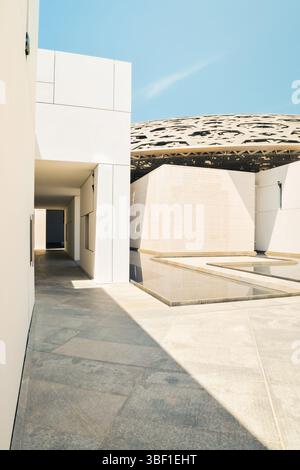 Abu dhabi, VAE - 26. april 2025: Das Äußere des Louvre Abu Dhabi mit seiner legendären Kuppel und der Uferkuppel zeigt Innovationen im Archit Stockfoto