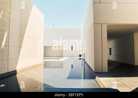 Abu dhabi, VAE - 26. april 2025: Das Äußere des Louvre Abu Dhabi mit seiner legendären Kuppel und der Uferkuppel zeigt Innovationen im Archit Stockfoto