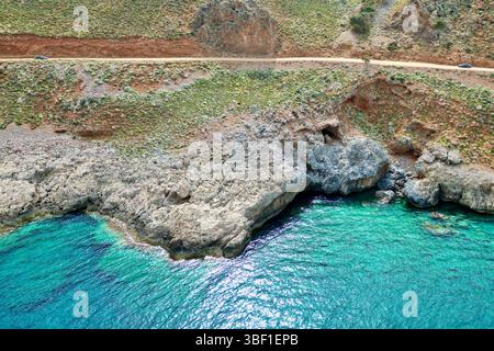 Staubiger Weg zur Balos Bay an der Westküste Kretas, mit Autos, die vorwärts krabbeln Stockfoto