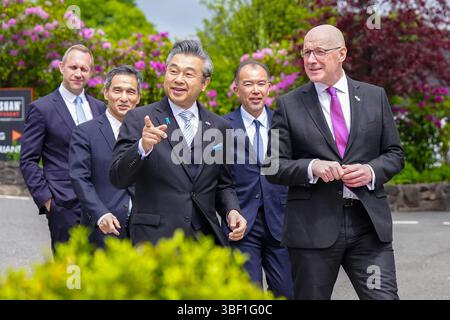 Erster Minister John Swinney mit dem japanischen Botschafter im Vereinigten Königreich, Hiroshi Suzuki, während eines Besuchs in der Auchentoshan Destillerie in Glasgow. Bilddatum: Freitag, 30. Mai 2025. Stockfoto