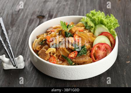 Nahaufnahme von Kwetiaw oder Kwetiau, gebratene Reisnudeln mit Huhn, Fleischbällchen und verschiedenen Gemüsesorten. Beliebte chinesische Küche in Indonesien Stockfoto