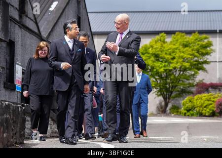 Erster Minister John Swinney mit dem japanischen Botschafter im Vereinigten Königreich, Hiroshi Suzuki, während eines Besuchs in der Auchentoshan Destillerie in Glasgow. Bilddatum: Freitag, 30. Mai 2025. Stockfoto