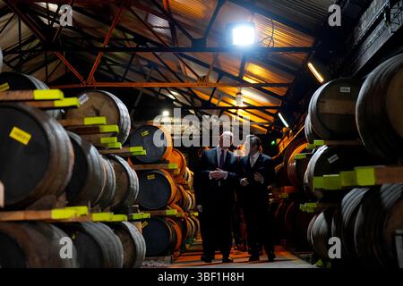 Der erste Minister John Swinney und der japanische Botschafter im Vereinigten Königreich, Hiroshi Suzuki, während eines Besuchs in der Auchentoshan Destillerie in Glasgow. Bilddatum: Freitag, 30. Mai 2025. Stockfoto
