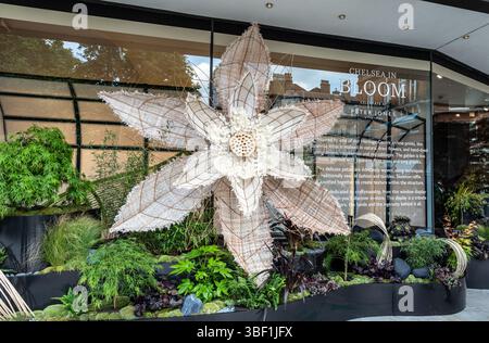 Manikin Flower Art wird in der Kings Road während der Chelsea Flower Show in London gezeigt Stockfoto