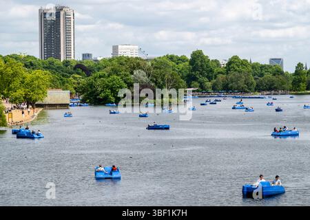London, Großbritannien. 30. Mai 2025. Wetter in Großbritannien – Menschen in Tretbooten auf der Serpentine im Hyde Park an einem warmen Nachmittag. Die Prognose für das Wochenende sieht für Samstag noch wärmere Temperaturen von 26 °C in der Hauptstadt vor. Quelle: Stephen Chung / Alamy Live News Stockfoto