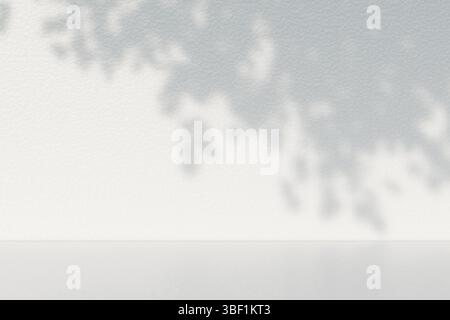 Eine einfache weiße Wand mit weichen Blattschatten schafft eine ruhige, minimalistische Atmosphäre, die sich ideal für Innenräume eignet. 3D-Rendering Stockfoto