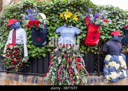Schulpuppen während der Chelsea Flower Show Chelsea London UK Stockfoto