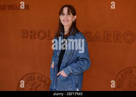 Paris, Frankreich. 30. Mai 2025. Lolita Chammah nimmt am 30. Mai 2025 an den French Open 2025 in Roland Garros Teil. Foto: Franck Castel/ABACAPRESS.COM Credit: Abaca Press/Alamy Live News Stockfoto