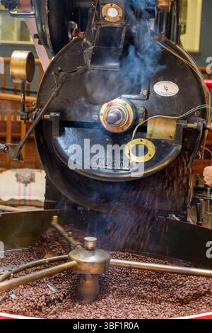 Kaffeebohnen werden in einem Probat Röster geröstet, ein entscheidender Schritt zur Entwicklung von Geschmack und Aroma. Stockfoto