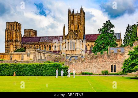 Krocket wird regelmäßig auf der großen Rasenfläche innerhalb der Mauern der Palast des Bischofs in Wells, Somerset, England, UK gespielt Stockfoto