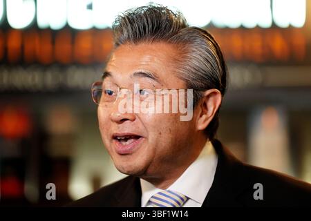 Der japanische Botschafter in Großbritannien, Hiroshi Suzuki, während eines Besuchs in der Auchentoshan Distillery in Glasgow. Bilddatum: Freitag, 30. Mai 2025. Stockfoto