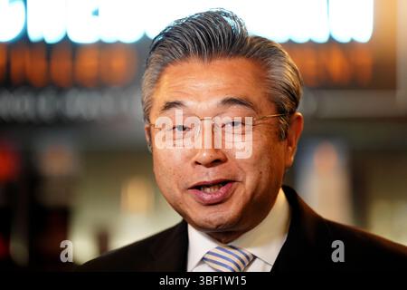 Der japanische Botschafter in Großbritannien, Hiroshi Suzuki, während eines Besuchs in der Auchentoshan Distillery in Glasgow. Bilddatum: Freitag, 30. Mai 2025. Stockfoto