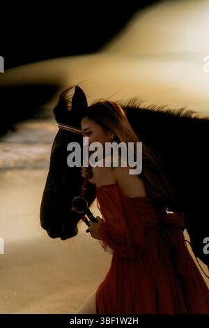 Frau mit Pferd am Strand Stockfoto