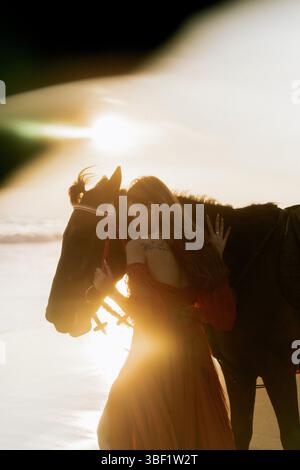 Frau mit Pferd am Strand Stockfoto
