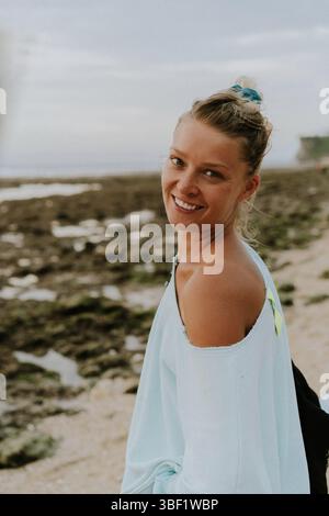 Nahporträt einer Frau am Strand Stockfoto