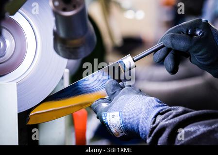 Nahaufnahme der Hände, die Messer bei Kai Corporation, Gujo, Japan schleifen. Stockfoto