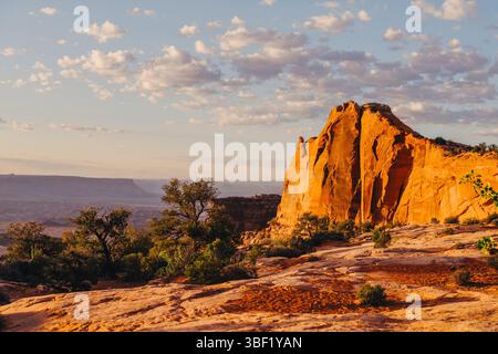 Orange Desert Rock Gegen Heller Sky Bei Sonnenaufgang Stockfoto