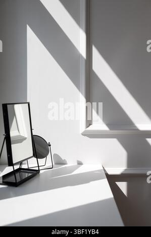 Minimalistischer Innenraum mit Schattenspiel und Spiegeln Stockfoto